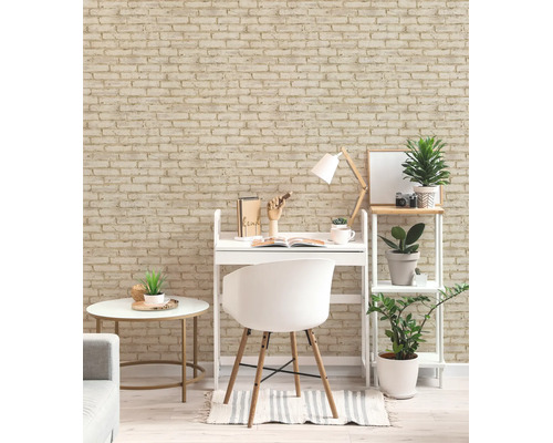 Vliesbehang met baksteenlook in een lichte, modern ingerichte werkkamer met wit bureau en kamerplanten.