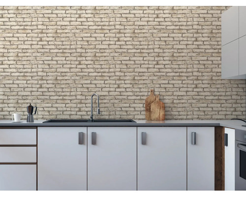 Moderne keuken met behang in lichte baksteenlook, witte onderkasten en een gootsteen.