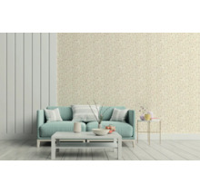 Lichte woonkamer met bloemetjesbehang, lichtblauwe bank en witte salontafel voor lichte wandpanelen en een lichte houten vloer.