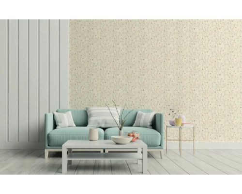 Lichte woonkamer met bloemetjesbehang, lichtblauwe bank en witte salontafel voor lichte wandpanelen en een lichte houten vloer.