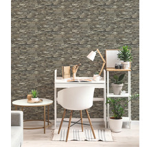 Heldere werkkamer met behang in steenlook, wit bureau, stoel, bijzettafel en stellingkast met groene planten.