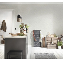 Lichte keuken met behang met lichte textuur, donkergrijs kookeiland, hanglampen en rustieke houten decoratie.