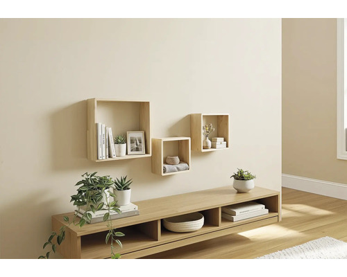 Drie vierkante wandplanken van licht hout in een lichte, georganiseerde kamer boven een bijpassend dressoir.