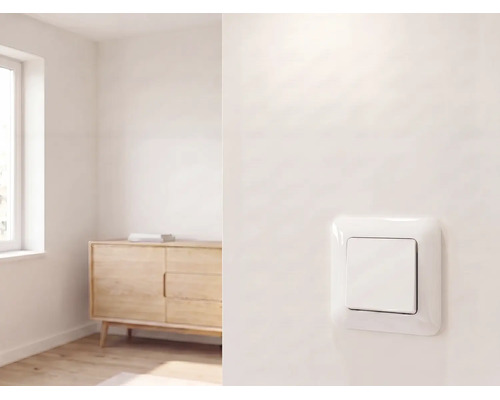 Moderne lichtschakelaar op een muur in een lichte, minimalistische kamer met een houten dressoir en raam.