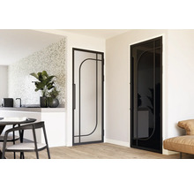 Twee moderne glazen deuren met een zwart metalen frame in industrieel design in een lichte woonruimte met aangrenzende keuken.