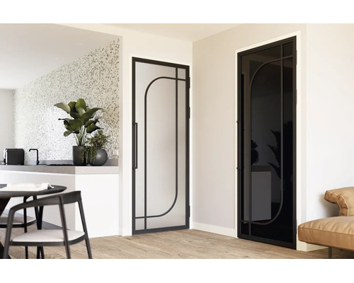 Twee moderne glazen deuren met een zwart metalen frame in industrieel design in een lichte woonruimte met aangrenzende keuken.