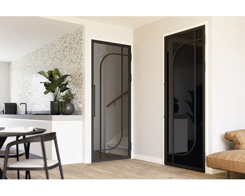 Modern interieur met twee glazen deuren in zwarte metalen frames met een gebogen ontwerp, één transparant en één donker.