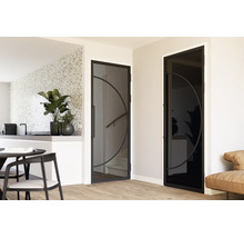Modern interieur met twee glazen draaideuren in loftstijl met zwart frame en halfrond ontwerp in een lichte woonruimte.