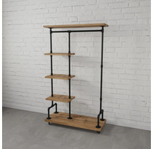 Kledingrek in industriële stijl met zwarte metalen buizen, houten planken, een kledingstang en wielen.