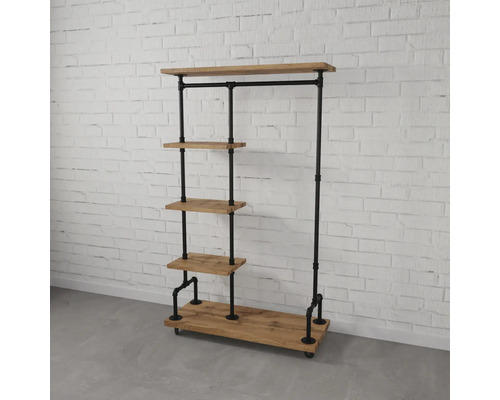 Kledingrek in industriële stijl met zwarte metalen buizen, houten planken, een kledingstang en wielen.