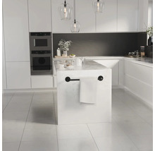 Moderne lichte keuken met wit kookeiland in marmerlook, zwarte handdoekstang, greeploze kasten en inbouwapparatuur.