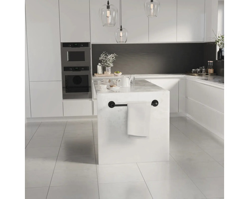 Moderne lichte keuken met wit kookeiland in marmerlook, zwarte handdoekstang, greeploze kasten en inbouwapparatuur.
