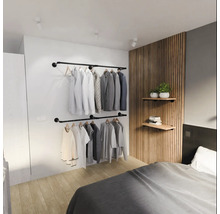 Moderne slaapkamer met twee metalen kledingroedes voor wandmontage in industriële stijl en een decoratieve wand van houten latten met planken.