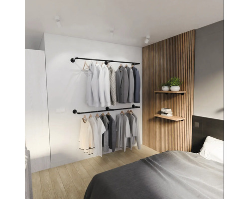 Moderne slaapkamer met twee metalen kledingroedes voor wandmontage in industriële stijl en een decoratieve wand van houten latten met planken.