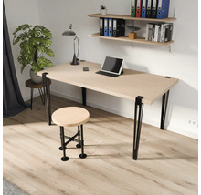 Moderne werkplek met houten bureau, zwarte metalen poten, bijpassende kruk in industrieel ontwerp en wandplanken.