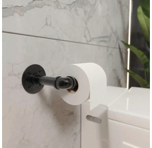 Zwarte metalen toiletrolhouder in industrieel buisontwerp, gemonteerd op een gemarmerde muur.