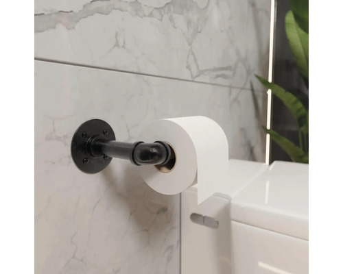 Zwarte metalen toiletrolhouder in industrieel buisontwerp, gemonteerd op een gemarmerde muur.