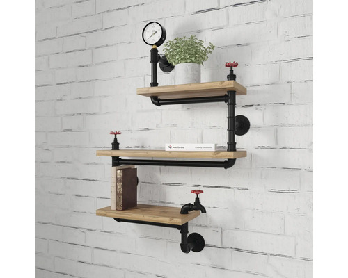 Wandplank in industrieel design van hout en zwarte metalen buizen met decoratieve manometer en rode ventielen aan een witte bakstenen muur.