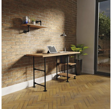 Bureau en wandplank in industriële stijl met houten bladen en zwart metalen buisframe voor een bakstenen muur.