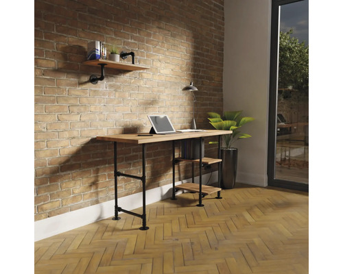 Bureau en wandplank in industriële stijl met houten bladen en zwart metalen buisframe voor een bakstenen muur.