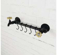 Wandkapstok in industrieel ontwerp van zwarte metalen buizen met vijf S-haken en twee goudkleurige decoratieve elementen in de vorm van een kraan.