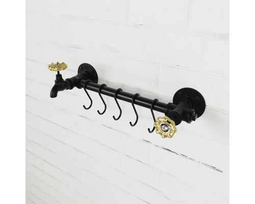 Wandkapstok in industrieel ontwerp van zwarte metalen buizen met vijf S-haken en twee goudkleurige decoratieve elementen in de vorm van een kraan.