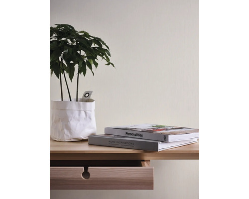 Licht behang met een subtiele structuur in een modern ingerichte kamer met houten meubels en kamerplant.