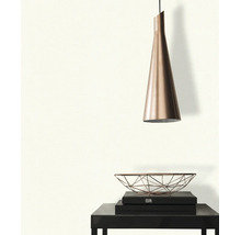 Helder ingerichte, moderne kamer met effen behang, een conische hanglamp en een bijzettafel.