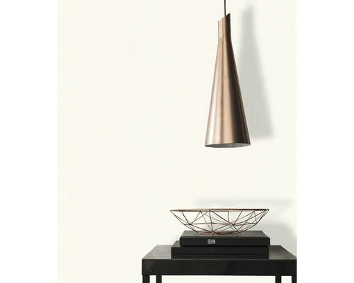 Helder ingerichte, moderne kamer met effen behang, een conische hanglamp en een bijzettafel.