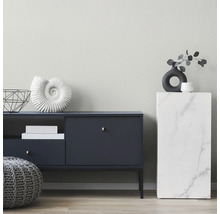 Moderne woonkamer met donker dressoir, marmerlook zuil, decoratieve schelp, vaas en grijze gebreide poef.