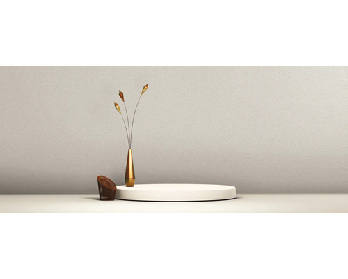 Minimalistische scène met een wit rond podium, een slanke goudkleurige vaas met decoratieve takken en een kleine bruine gaasstoel voor een getextureerde wand.