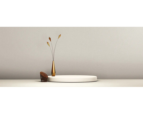 Minimalistische lichte scène met wit podium, goudkleurige vaas met decoratieve takken en kleine mand voor een gestructureerde wand.