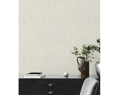 Gestructureerd behang met pleistereffect in een lichte kamer met donker dressoir, planten en decoratieve voorwerpen.