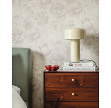 Lichte slaapkamer met gebloemd vliesbehang, een houten nachtkastje, een beige tafellamp en een groen hoofdbord.