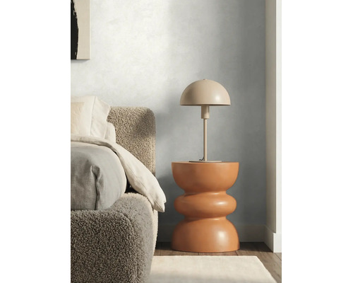 Moderne slaapkamer met lichtgrijze effectverf op de muur, een bed met teddy-stof, een sculpturale bijzettafel en een beige paddenstoellamp.