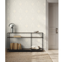 Heldere kamer met een barok behang met patroon, een metalen sidetable en een deur