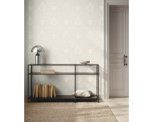 Heldere kamer met een barok behang met patroon, een metalen sidetable en een deur