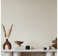 Vliesbehang met een fijne horizontale structuur achter een minimalistisch gedecoreerde console met vazen en droogbloemen.