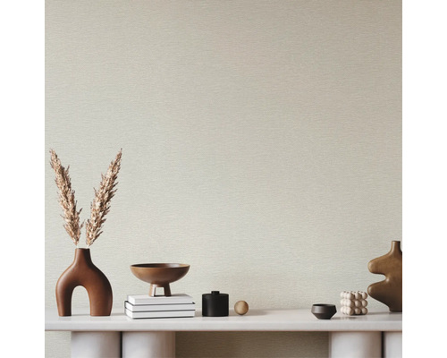 Vliesbehang met een fijne horizontale structuur achter een minimalistisch gedecoreerde console met vazen en droogbloemen.