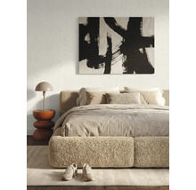 Moderne slaapkamer met een bed van bouclé-stof, een abstract schilderij, een bijzettafel en een paddenstoellamp in een licht ontwerp.