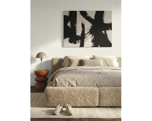 Moderne slaapkamer met een bed van bouclé-stof, een abstract schilderij, een bijzettafel en een paddenstoellamp in een licht ontwerp.