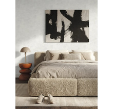 Moderne slaapkamer met gestoffeerd bed, abstract schilderij in zwart-wit en een bijzettafel met tafellamp.