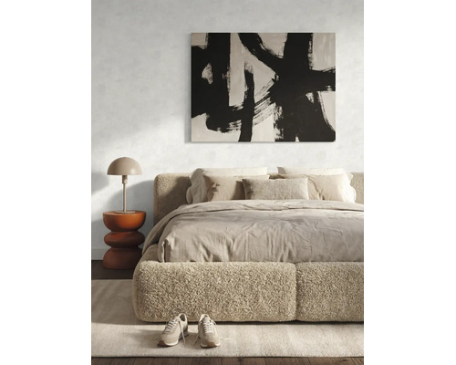 Moderne slaapkamer met gestoffeerd bed, abstract schilderij in zwart-wit en een bijzettafel met tafellamp.