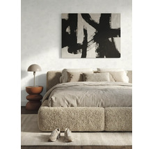Moderne slaapkamer met pluizig gestoffeerd bed, abstract schilderij, sculpturale bijzettafel en tafellamp in een licht, minimalistisch ontwerp.