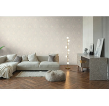 Lichte woonkamer met behang met subtiel patroon, lichte bank, moderne vloerlamp en visgraatparket.