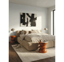 Moderne slaapkamer met gestoffeerd bed in teddy-stof, twee nachtkastjes met lampen en een abstract schilderij aan de muur.