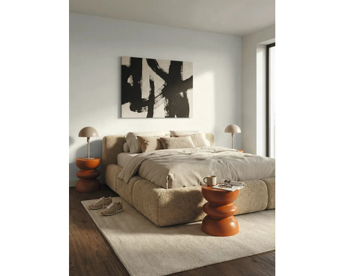 Moderne slaapkamer met gestoffeerd bed in teddy-stof, twee nachtkastjes met lampen en een abstract schilderij aan de muur.