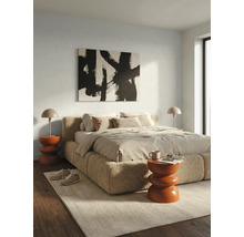 Moderne lichte slaapkamer met gestoffeerd bed van getextureerde stof, abstract wandpaneel, sculpturale bijzettafels en tafellampen.