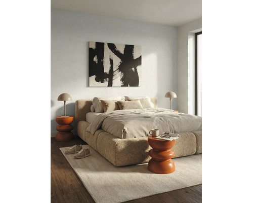 Moderne lichte slaapkamer met gestoffeerd bed van getextureerde stof, abstract wandpaneel, sculpturale bijzettafels en tafellampen.