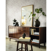 Donkerhouten dressoir met ruitjespatroon, gedecoreerd met vazen en een plant voor een muur met bloemenbehang in een lichte kamer.
